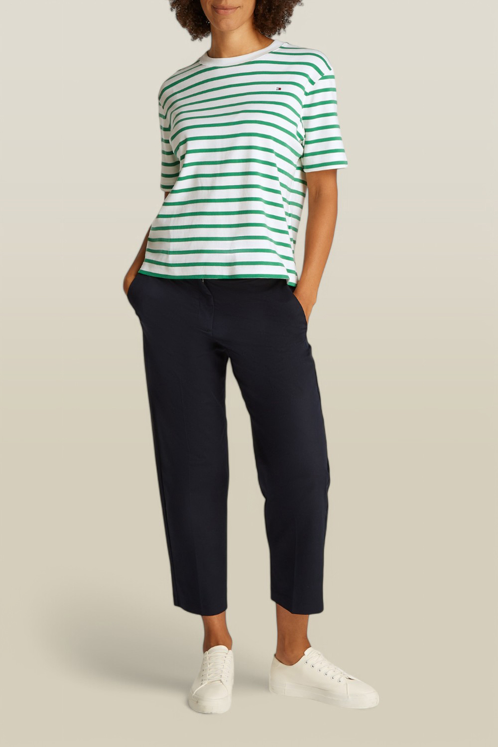 תמונת כל הלוק של חולצת טי